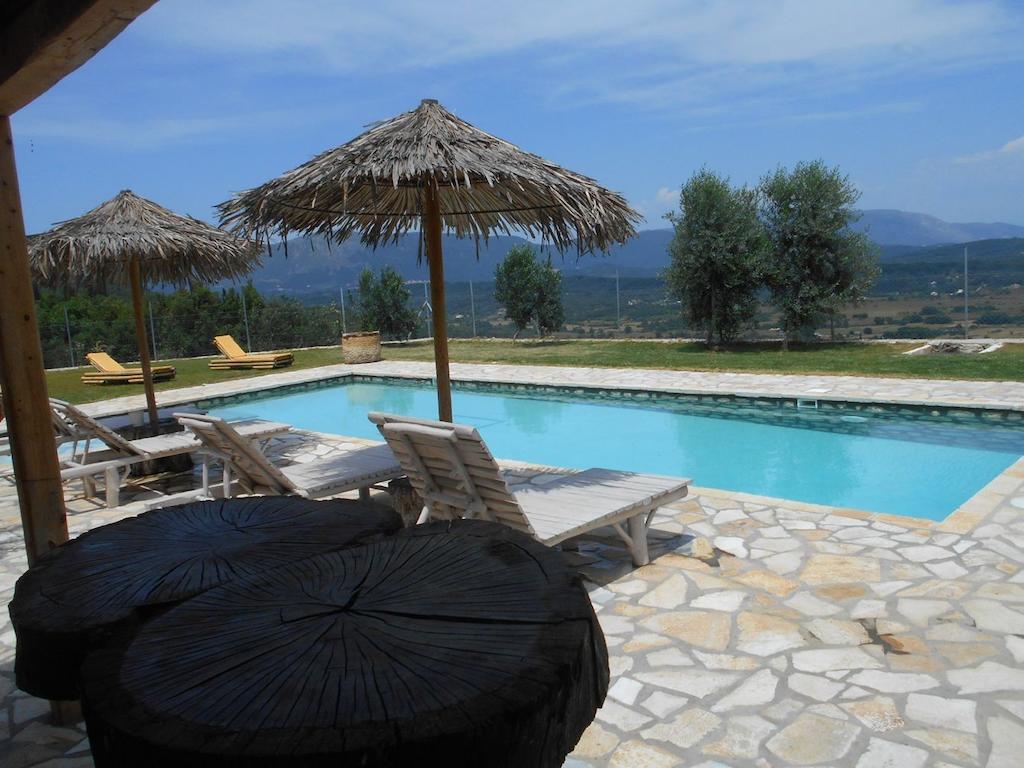 Traditional Fioretta Villa Mármaron