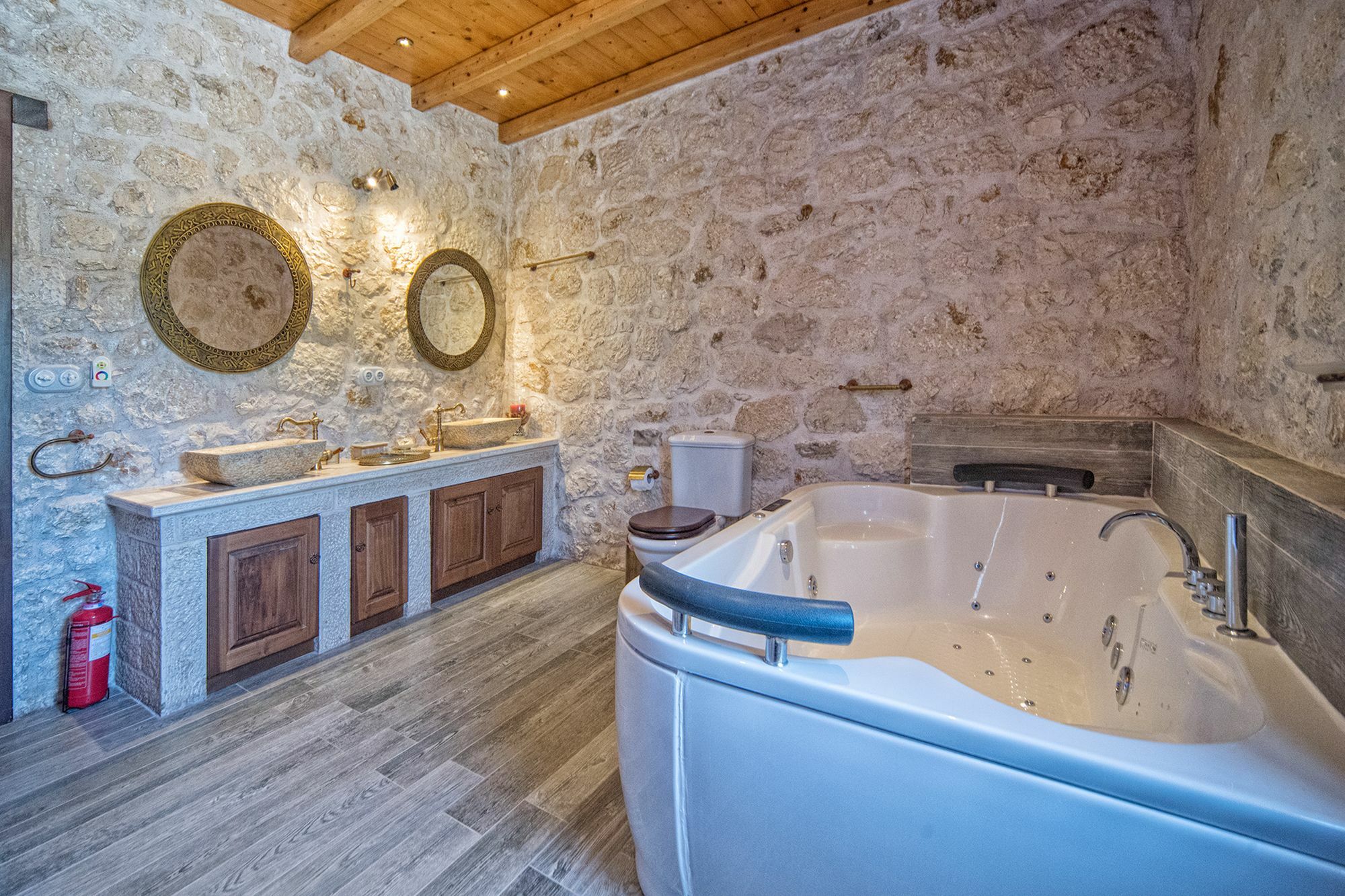 Traditional Fioretta Villa Mármaron