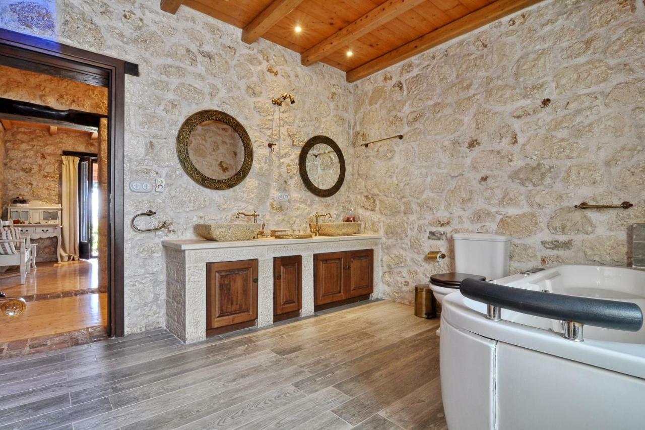 Traditional Fioretta Villa Mármaron