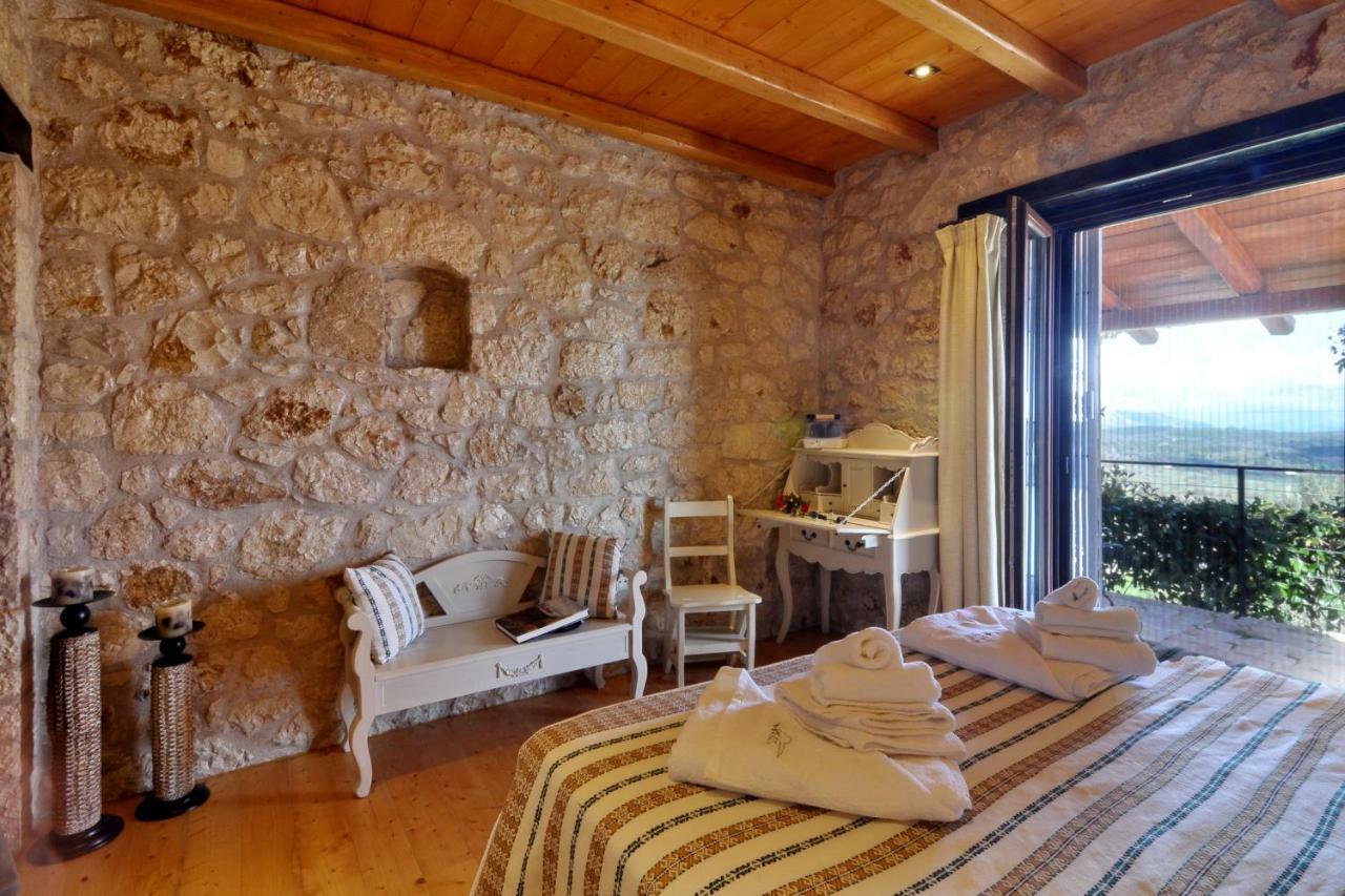 Traditional Fioretta Villa Mármaron