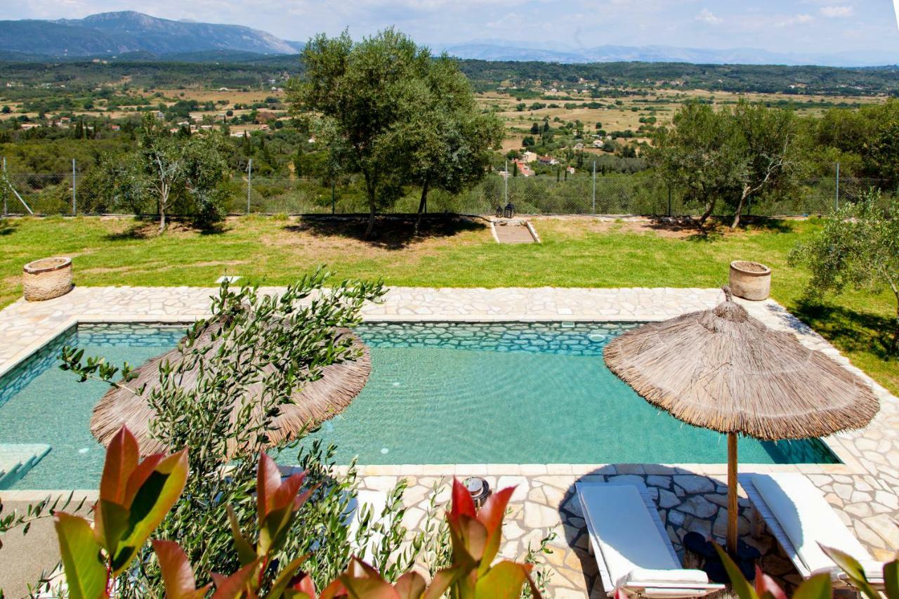 Traditional Fioretta Villa Mármaron